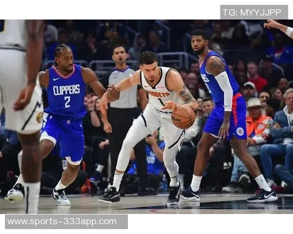 乔治在攻防战中表现出色15投7中三分球命中率高达33贡献20分5篮板5助攻