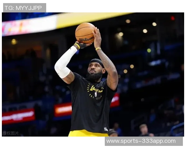 阿尔卡拉斯身穿詹姆斯23号紫金战袍在澳网训练致敬传奇运动员