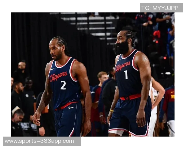 快船队启程前往休斯敦哈登与小卡登机照引发球迷热议